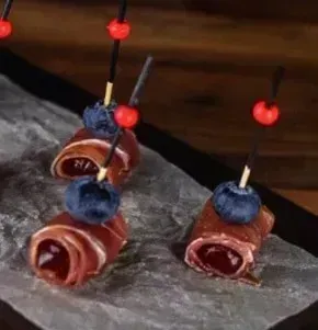 
            
                Мини-рулетики из выдержанного вяленого мяса с сочными финиками | Кейтеринг заказать онлайн
            
            
        