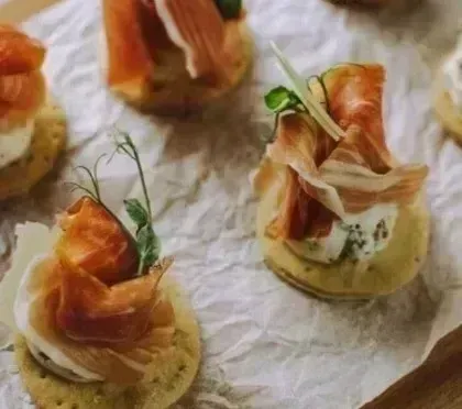 
            
                КРОСТИНИ С ПАРМСКОЙ ВЕТЧИНОЙ И ВЯЛЕНЫМИ ТОМАТАМИ - купить онлайн
            
            
        