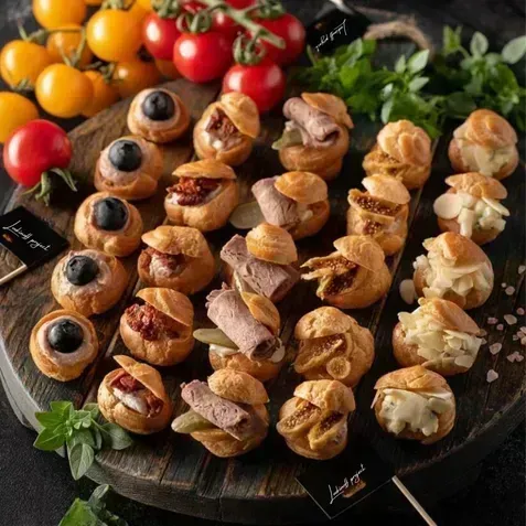 
            
                Гурманские мини-профитроли с мясными деликатесами - Закажите онлайн, Вкусные закуски для мероприятий и вечеринок
            
            
        